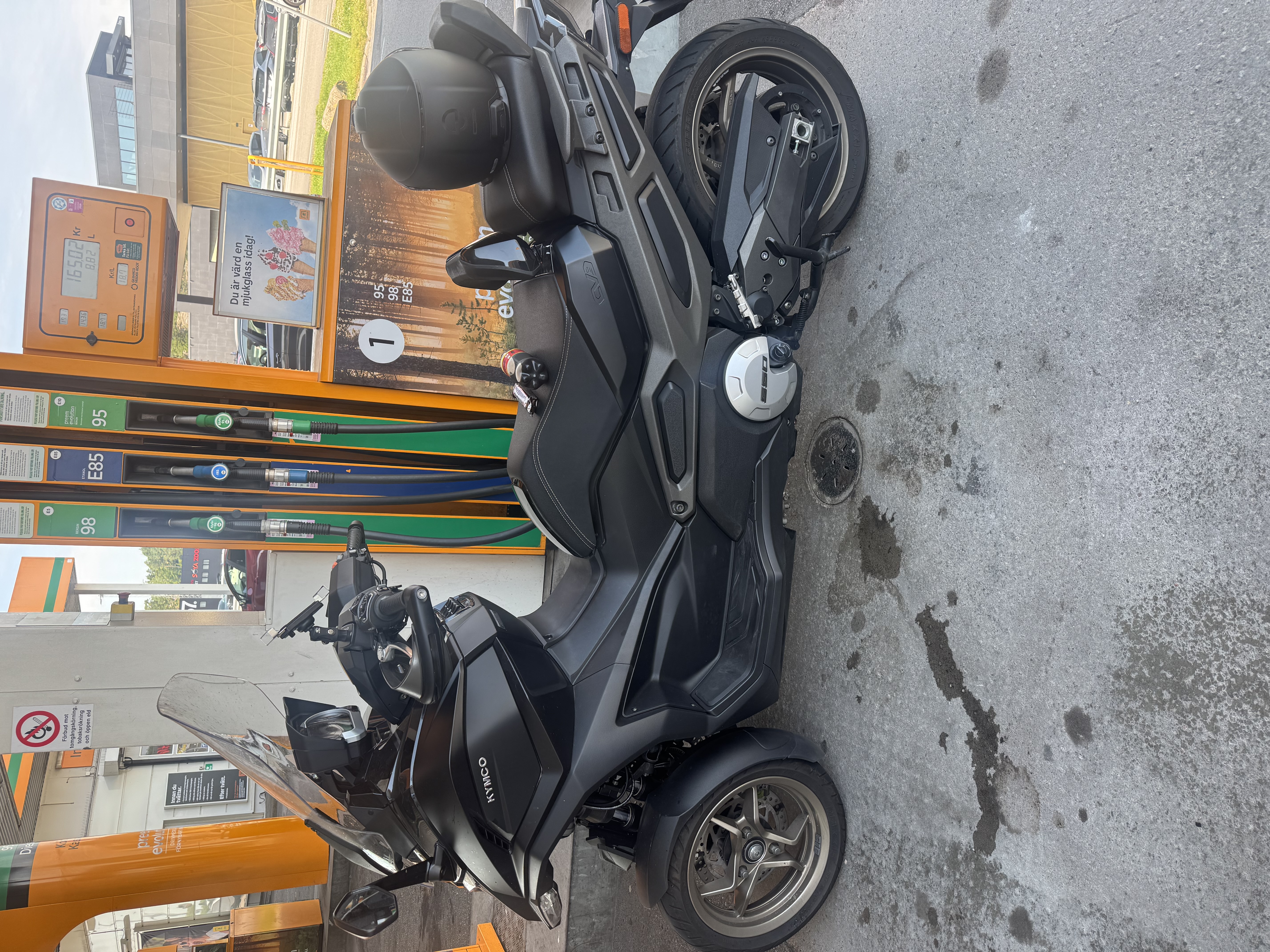 Trehjuls motorsykkel. 2 hjul foran 1 hjul bak.